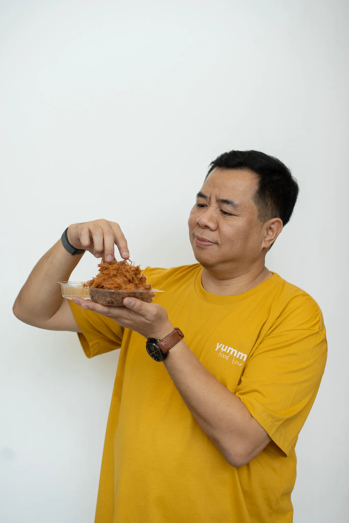Jui tasting noodles