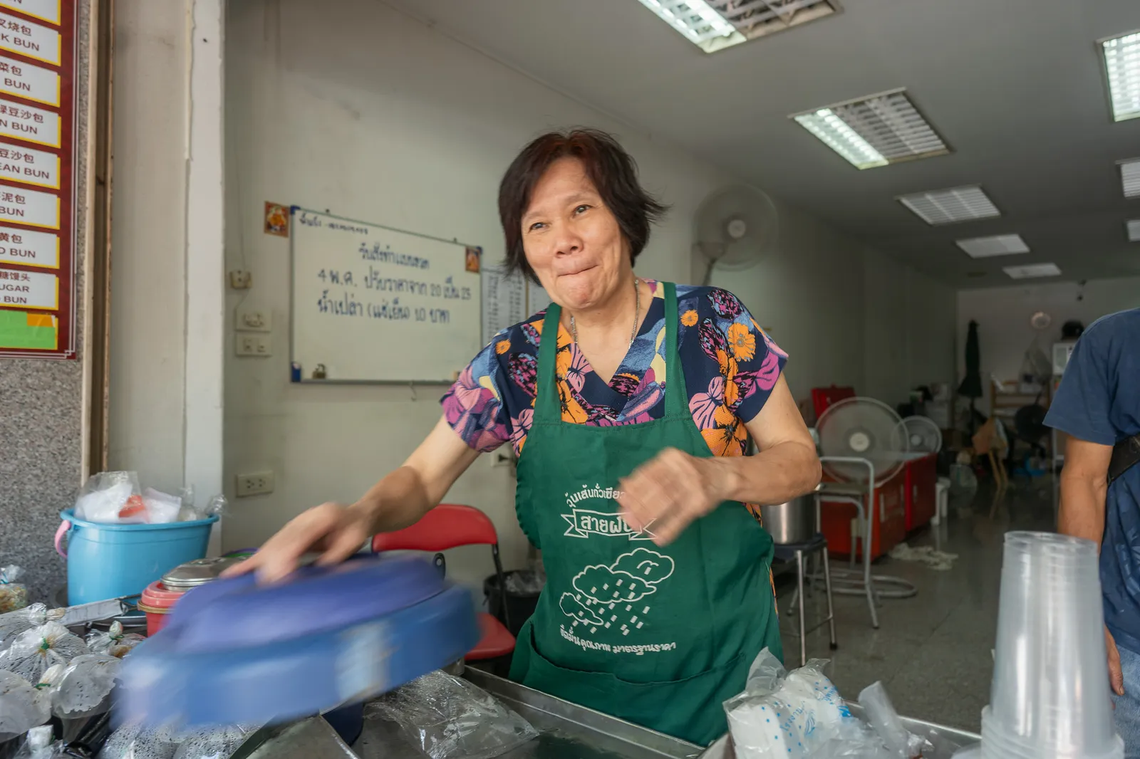 Making steamed buns by hand
